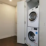 Luxury 1- Bedroom Steps From Parliament Hill