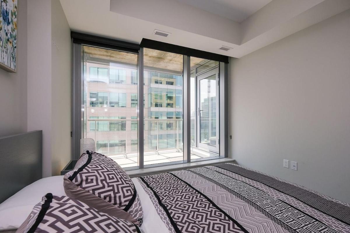 Luxury 1- Bedroom Steps From Parliament Hill Apartment