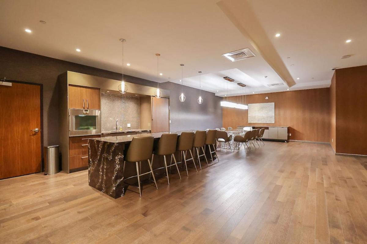 Luxury 1- Bedroom Steps From Parliament Hill