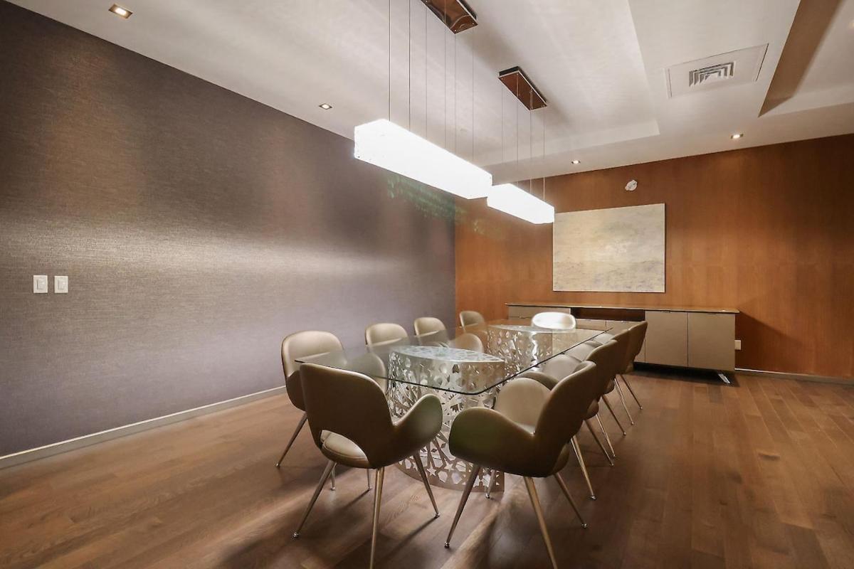 Luxury 1- Bedroom Steps From Parliament Hill Apartment