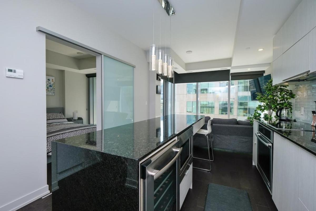 Apartment Luxury 1- Bedroom Steps From Parliament Hill Ottawa