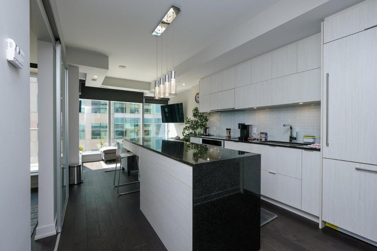 Luxury 1- Bedroom Steps From Parliament Hill *