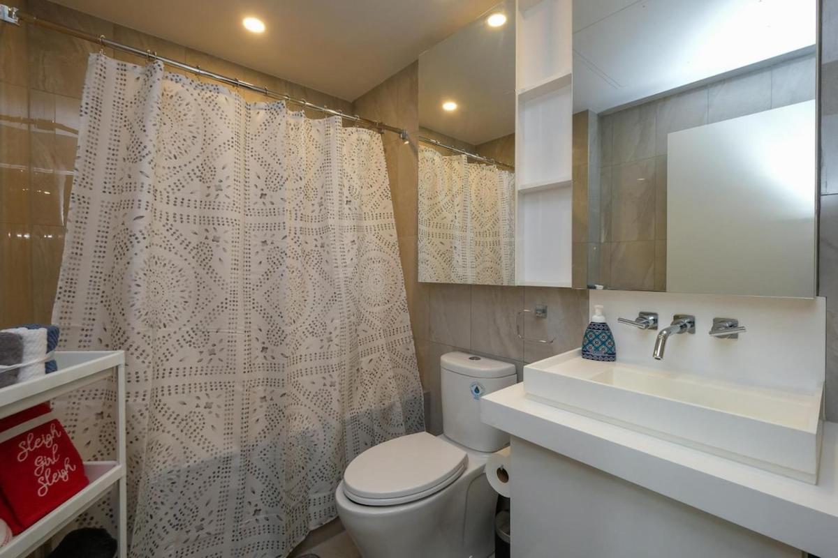 Luxury 1- Bedroom Steps From Parliament Hill