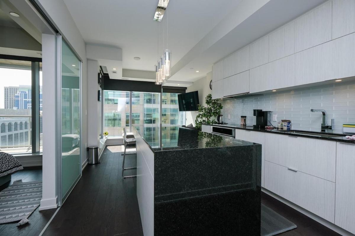 Luxury 1- Bedroom Steps From Parliament Hill Apartment